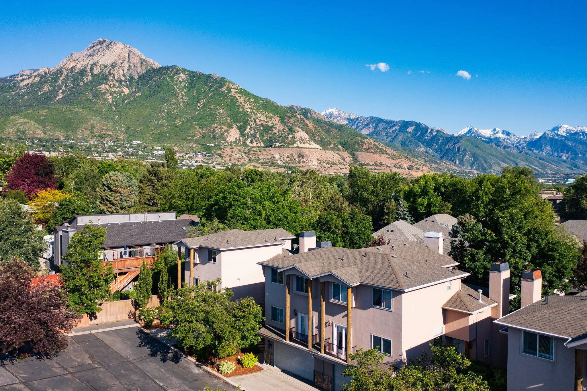 Minutes to mountain trails and ski resorts