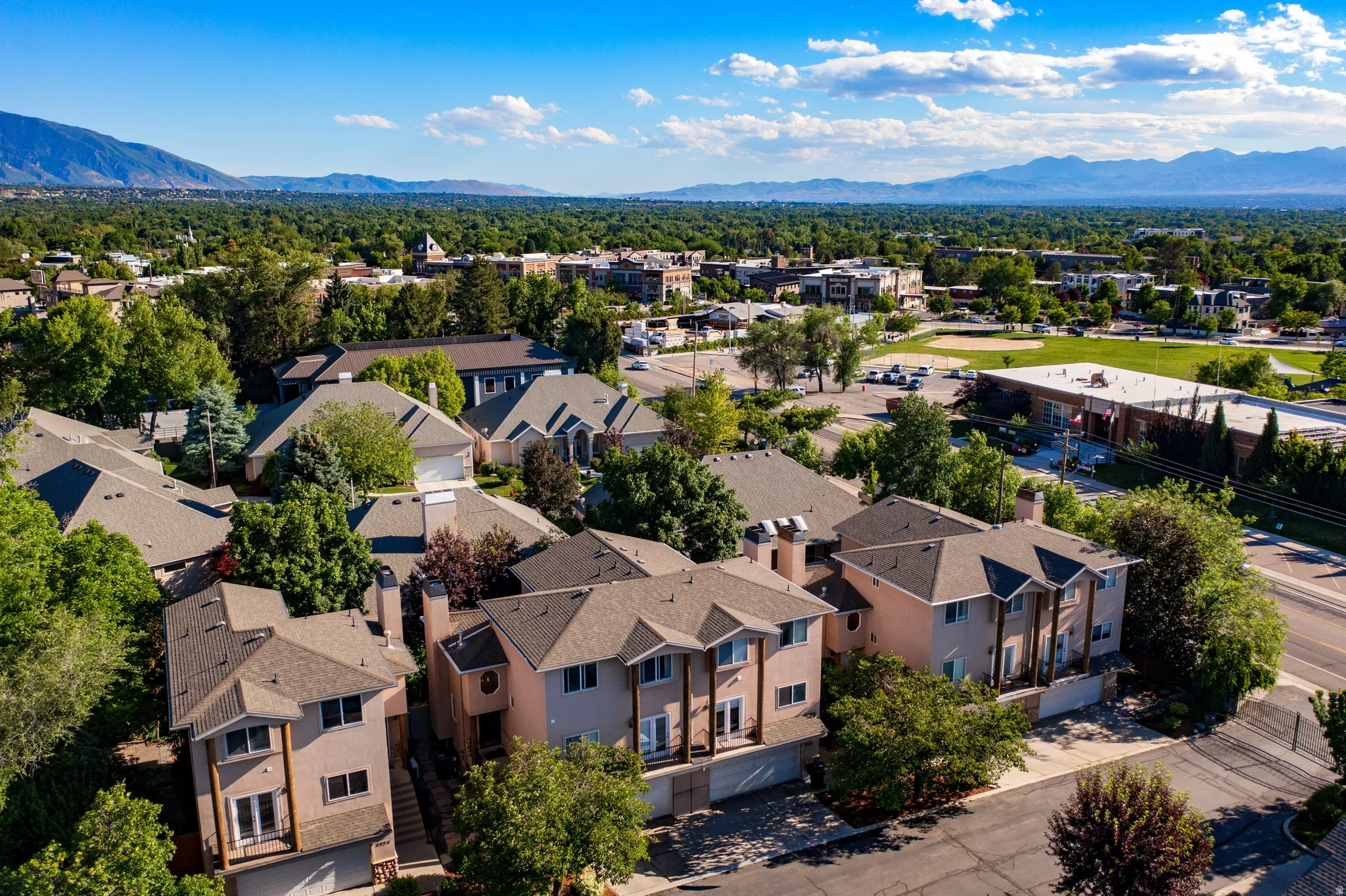 Walking distance to Holladay town center, park, grocery store, restaurants, coffee, shops, library,