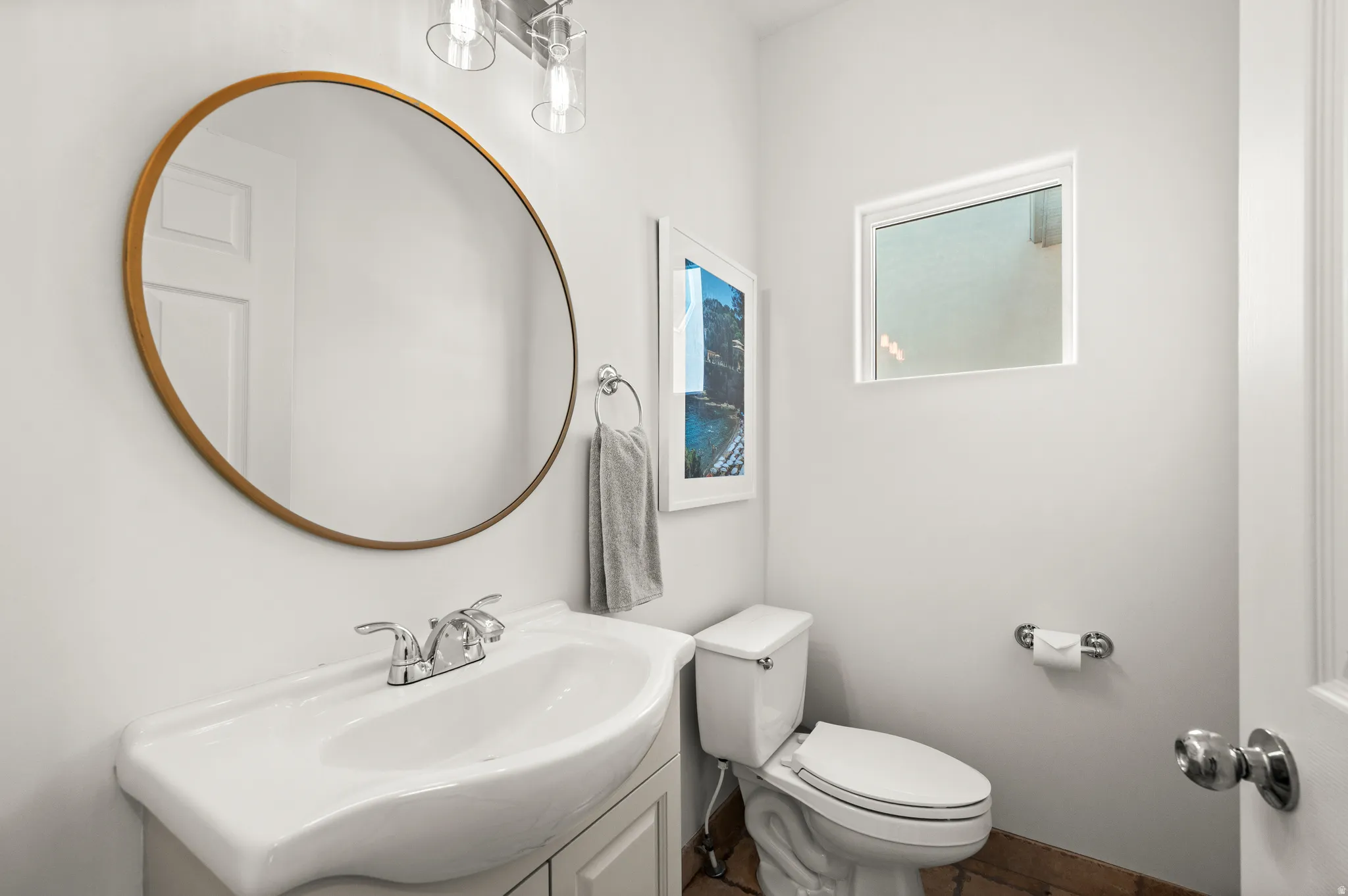 Gust half bathroom