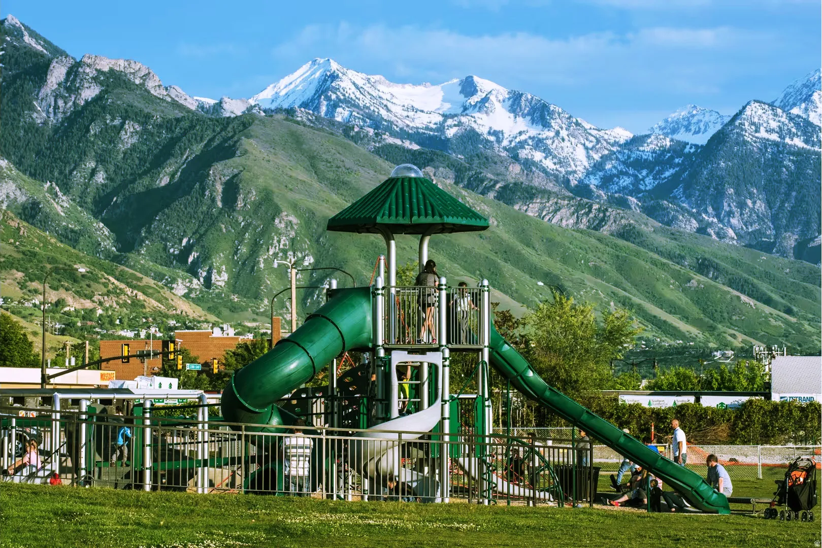 Walking distance to the park and minutes to the mountains