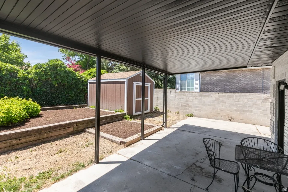 Covered patio featuring a concrete surface
