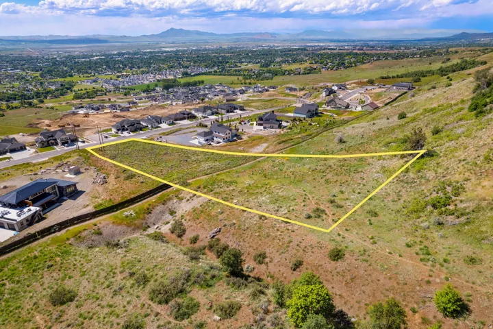 Expansive hillside lot featuring natural vegetation and open terrain