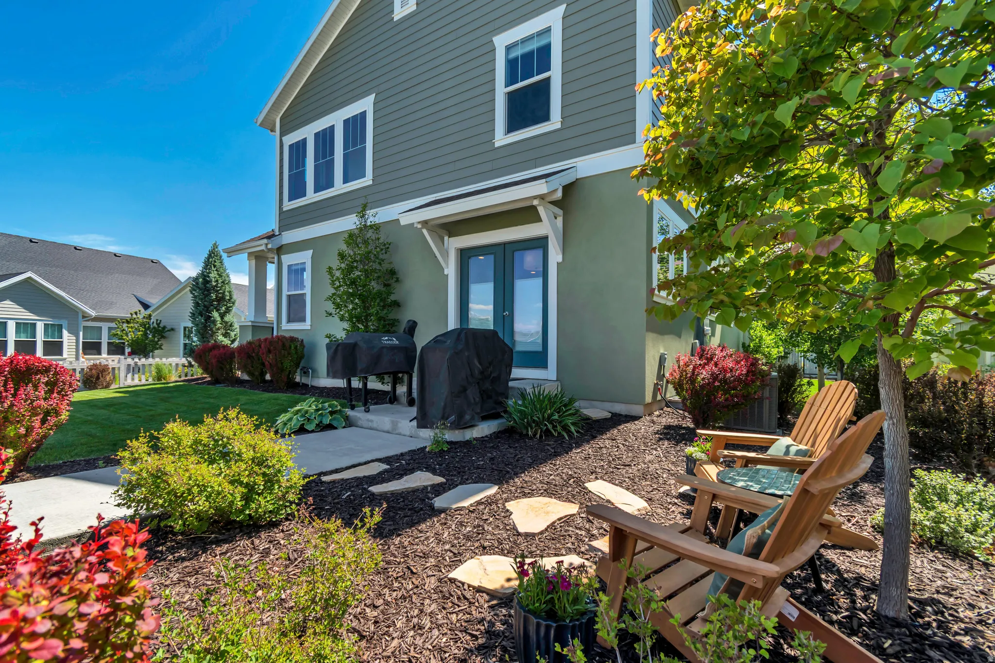 Meticulously landscaped and easy to enjoy - you're going to love this yard!