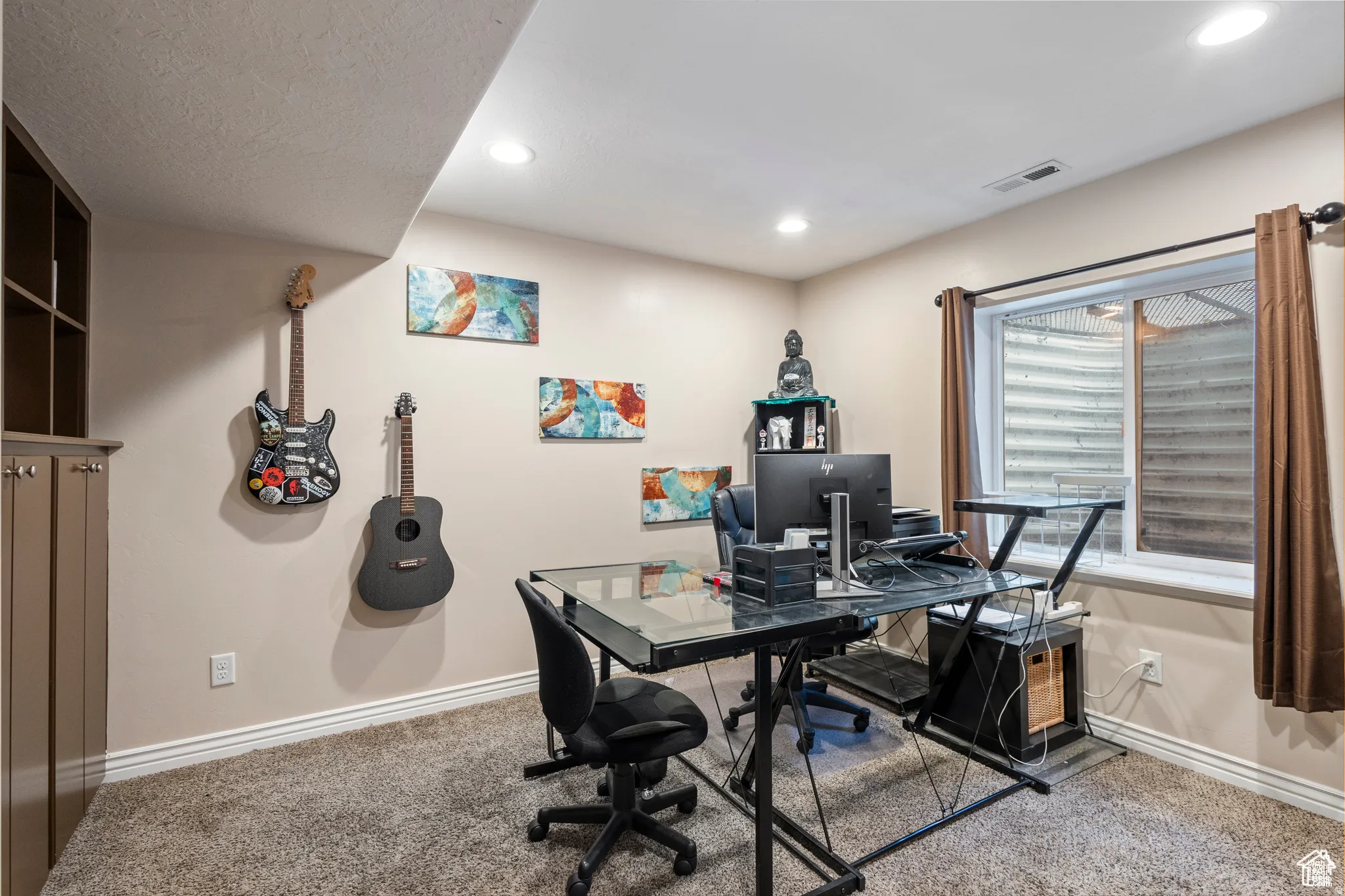 Versatile room featuring recessed lighting, neutral wall tones, and textured carpet flooring