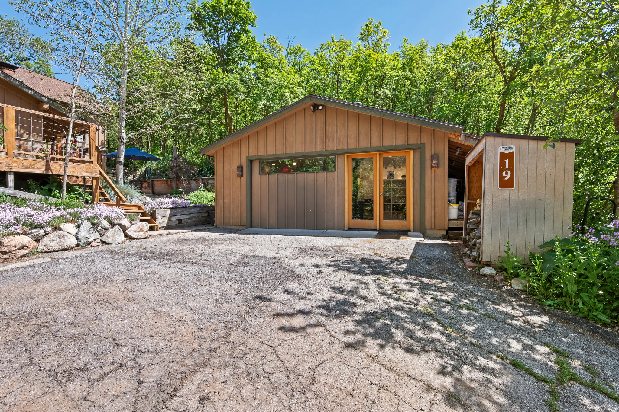 Stand alone studio, Perfect for an office, art studio, pod cast room, pottery, or workshop