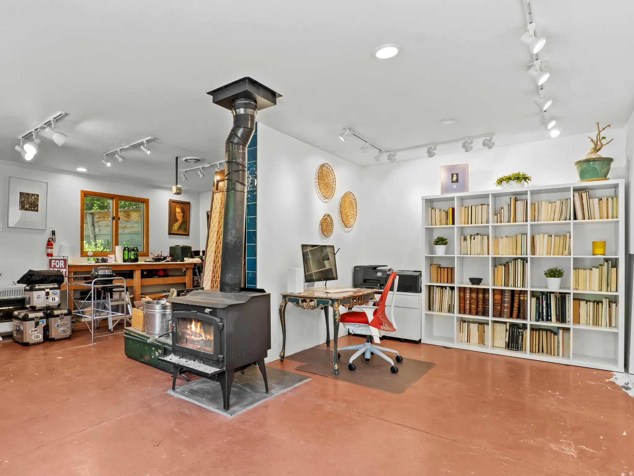 Stand alone studio, Perfect for an office, art studio, pod cast room, pottery, or workshop