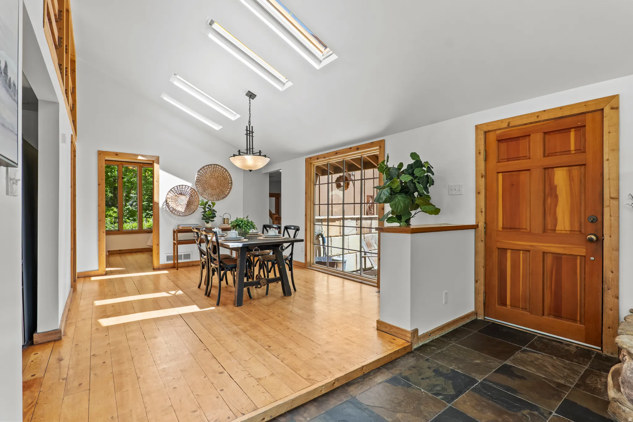 Vaulted ceiling with skylights and Floor to cieling windows