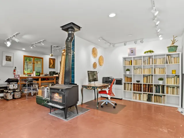 Stand alone studio, Perfect for an office, art studio, pod cast room, pottery, or workshop