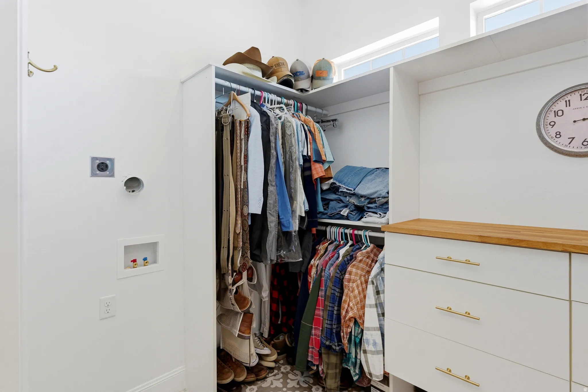 Primary Bedroom walk-in closet with laundry hookups