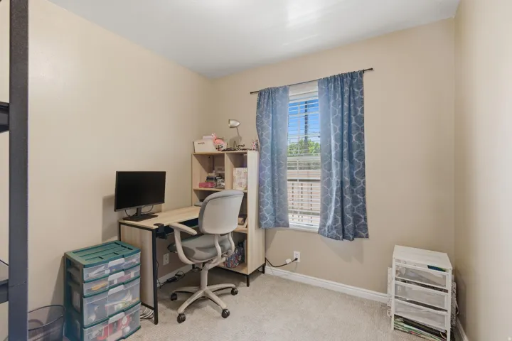 Can be an office or a second bedroom