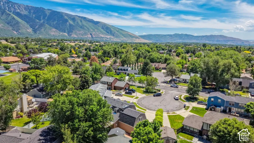 Residential neighborhood featuring a cul-de-sac, mature trees, and mountain scenery