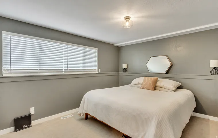 Recessed window with horizontal blinds