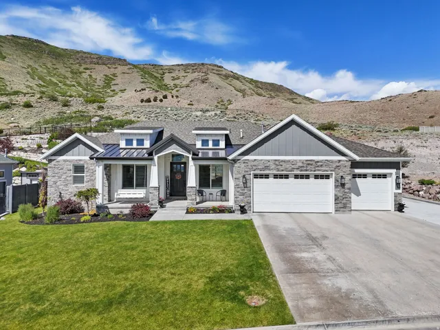 Contemporary ranch-style residence featuring a stone and siding exterior