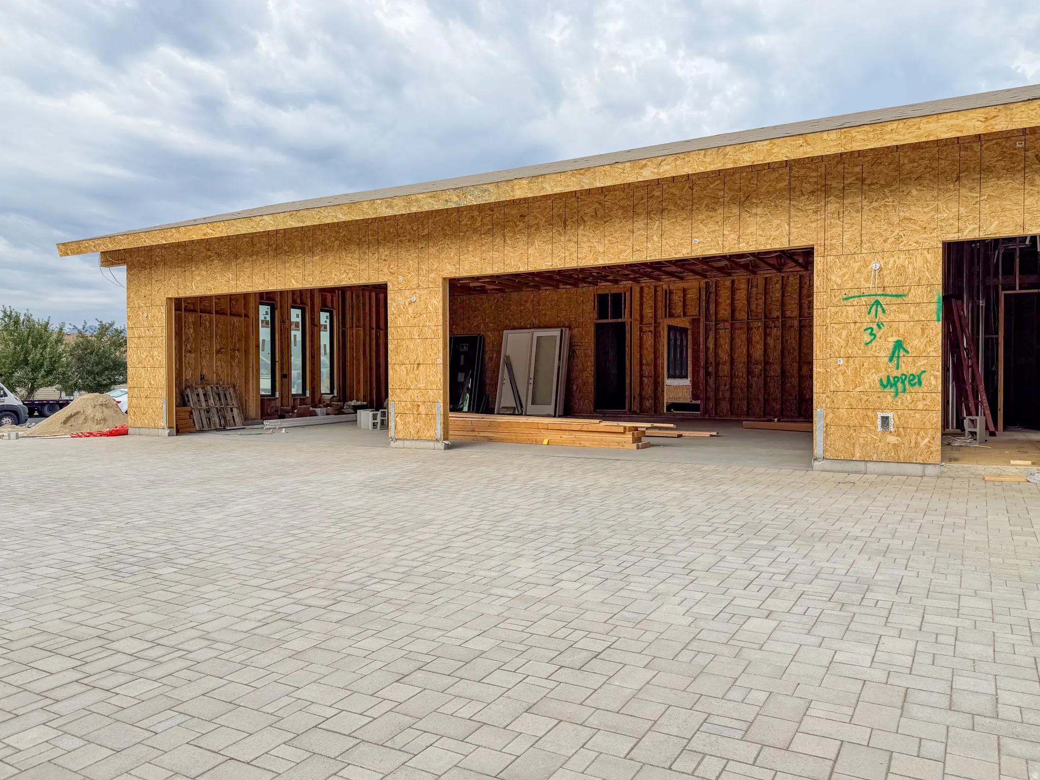 Spacious multi-bay garage structure