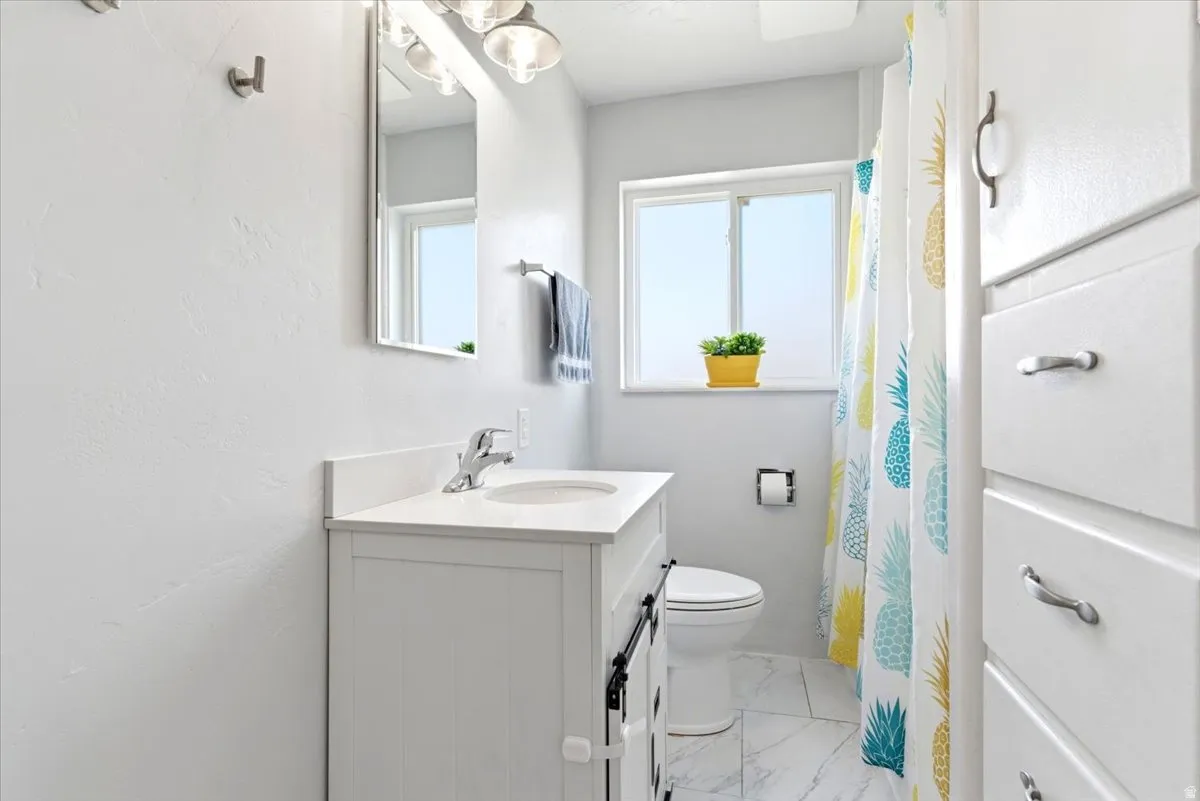 Full bathroom main floor