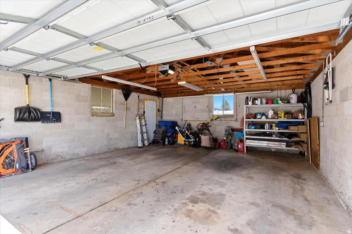 Spacious detached 2 car garage