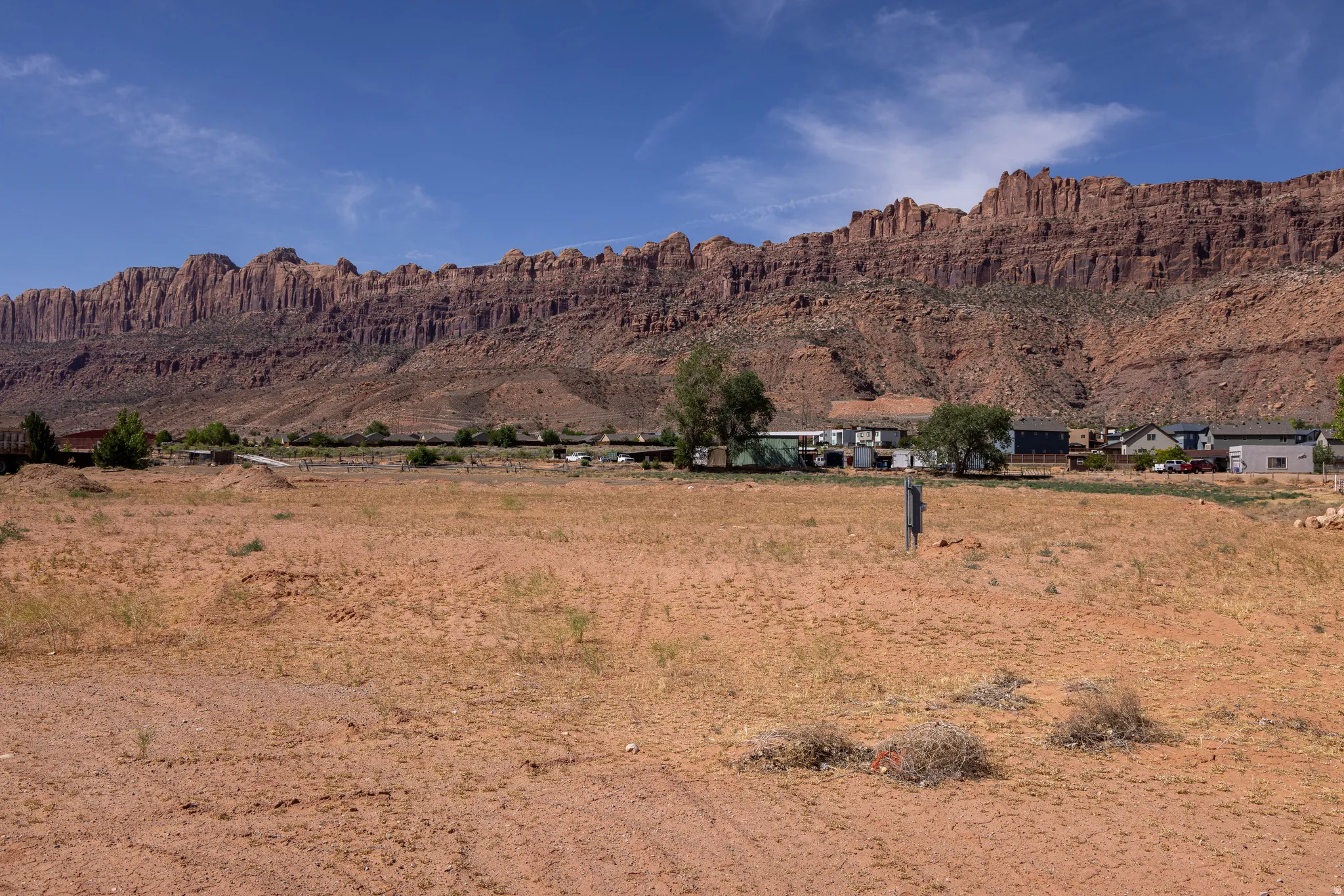 Expansive desert lot featuring a clear, open buildable area