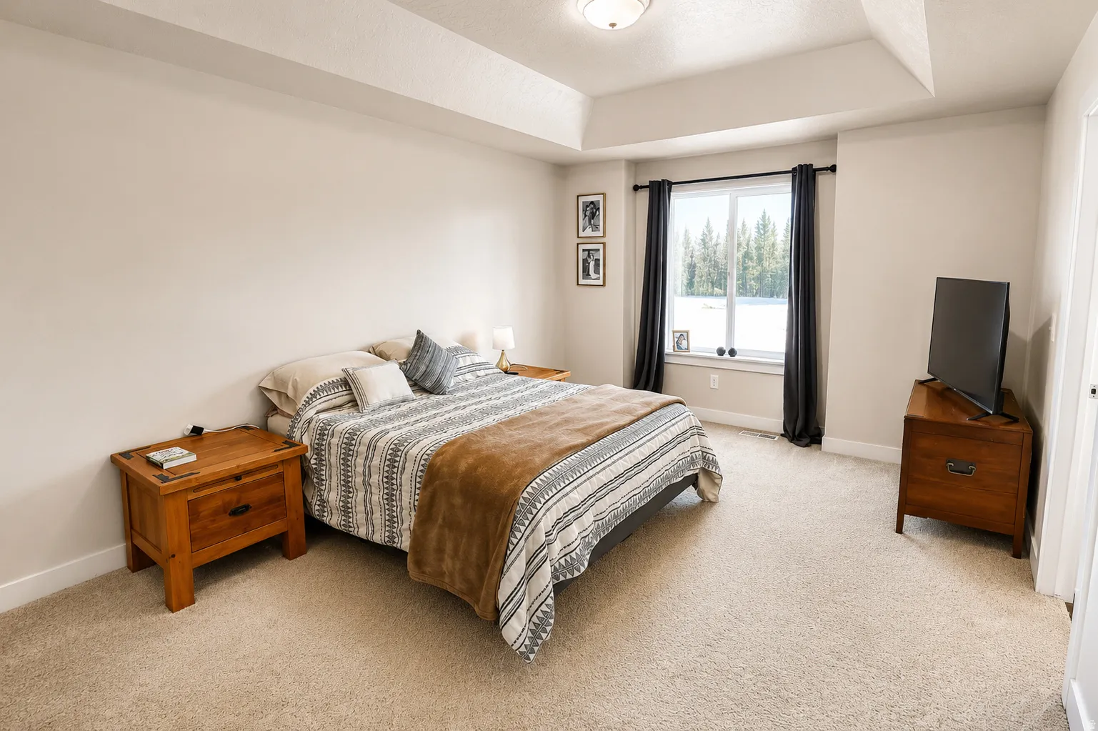 Recessed tray ceiling with central flush-mount light fixture