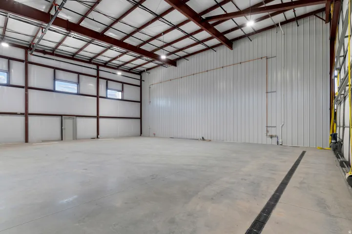 Expansive concrete flooring with integrated drainage system
