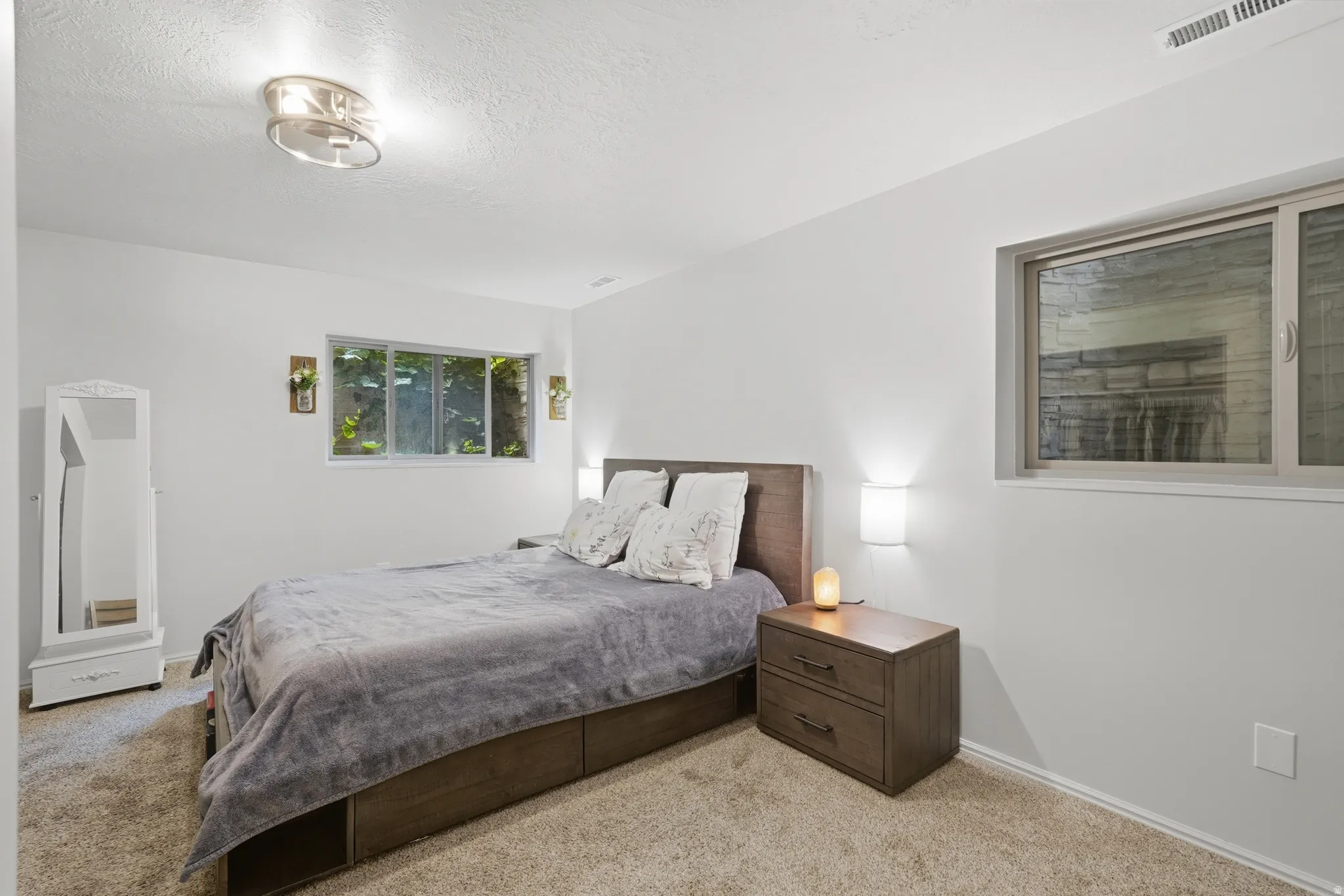 Neutral wall paint with carpet flooring
