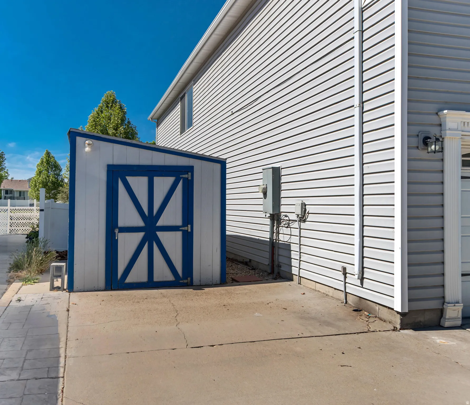 Freestanding storage shed