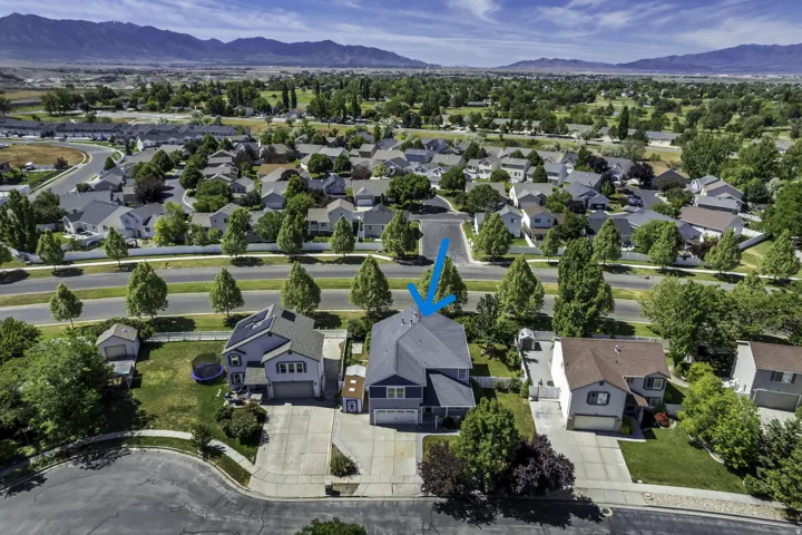 Two-story residence  in a cul-de-sac (blue arrow)