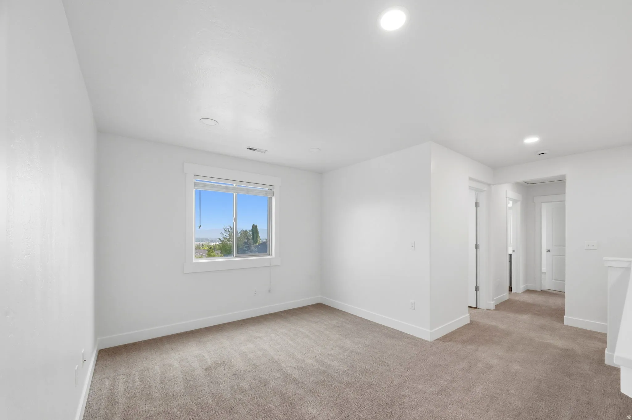 Living / flex upstairs space between bedrooms