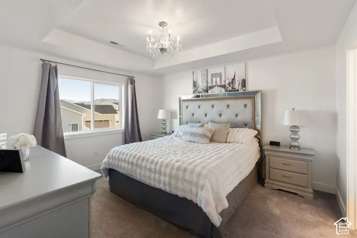 Tray ceiling with a chandelier light fixture