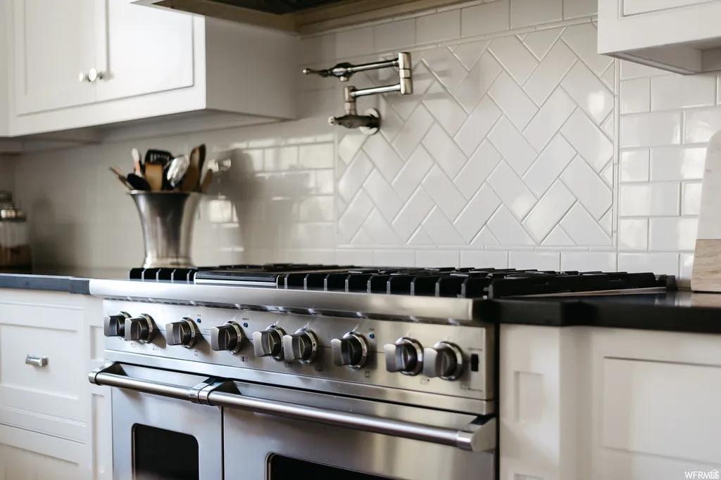 Professional-grade stainless steel range with multiple burners