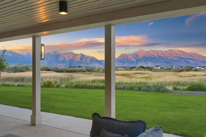 Covered patio with concrete flooring