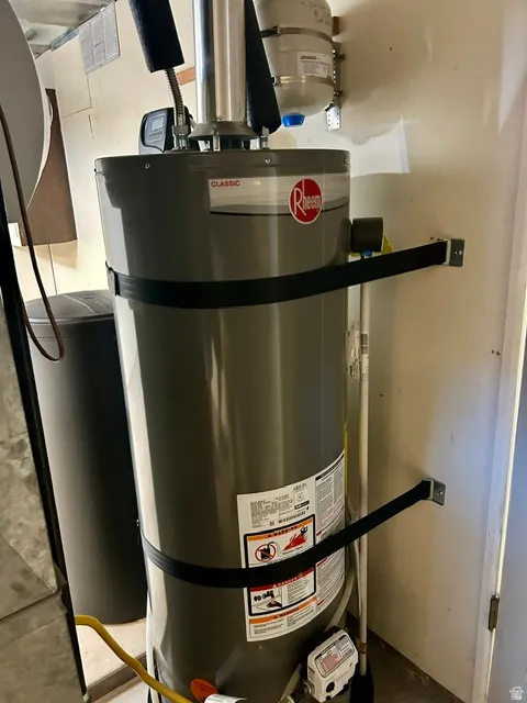 Water heater with a visible expansion tank and securing straps