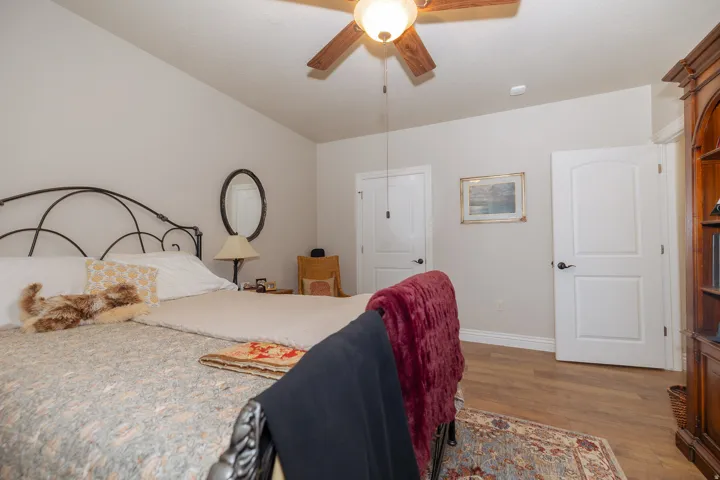Vaulted ceiling with a wood-finish ceiling fan and integrated lighting