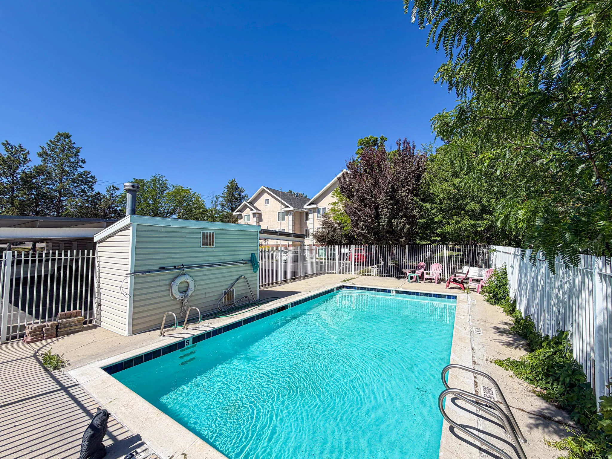 Rectangular swimming pool with integrated steps and ladder access