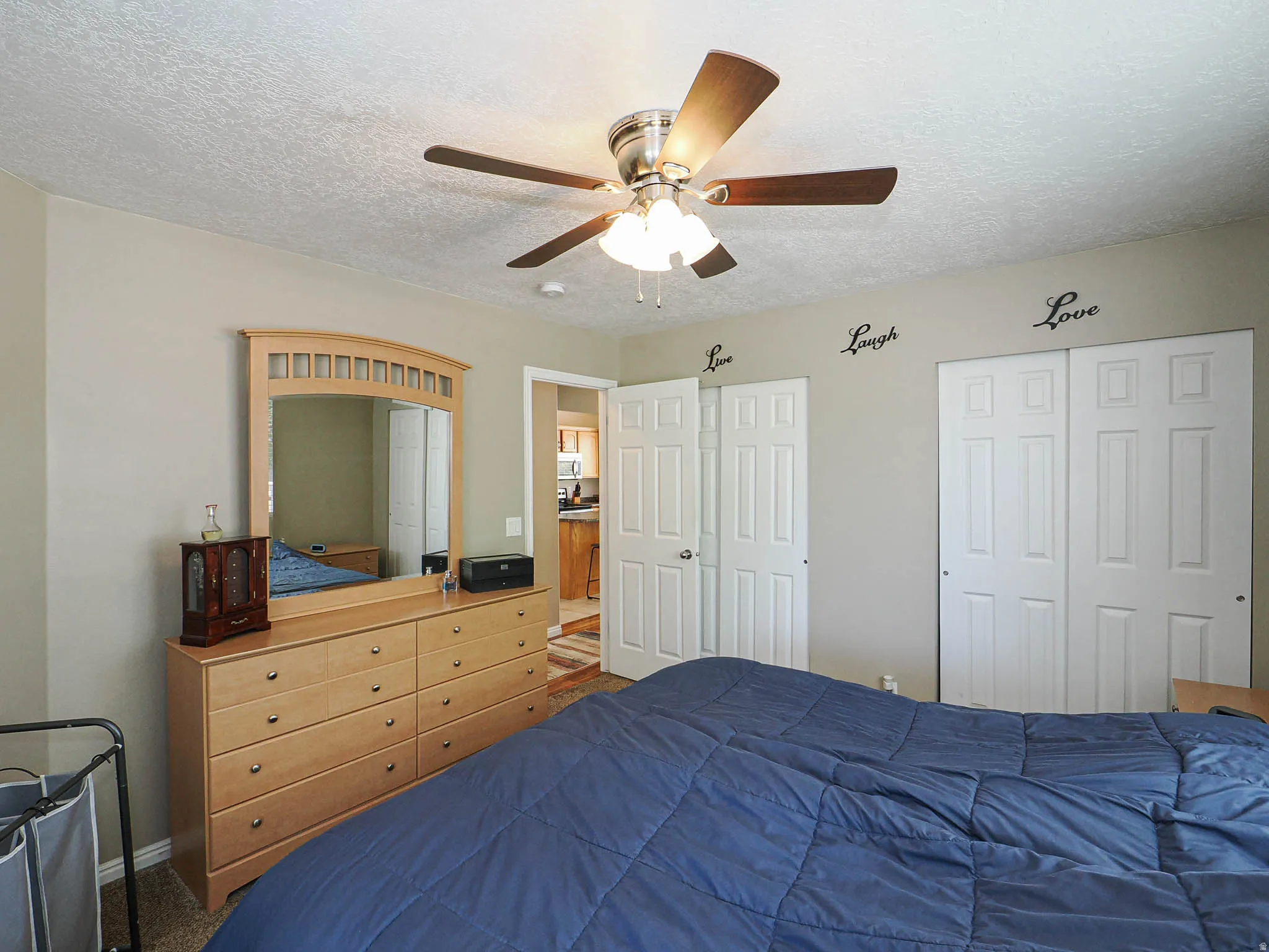 Neutral wall tones with textured ceiling