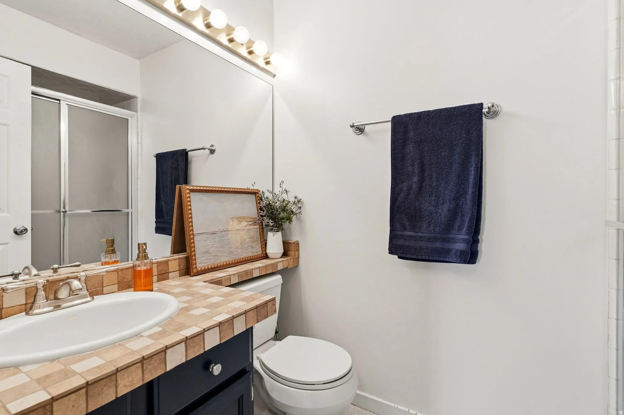 Hall bathroom with tub/shower, sink and toilet
