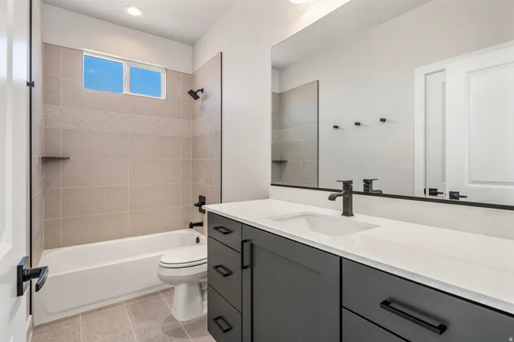 2nd floor hall bath