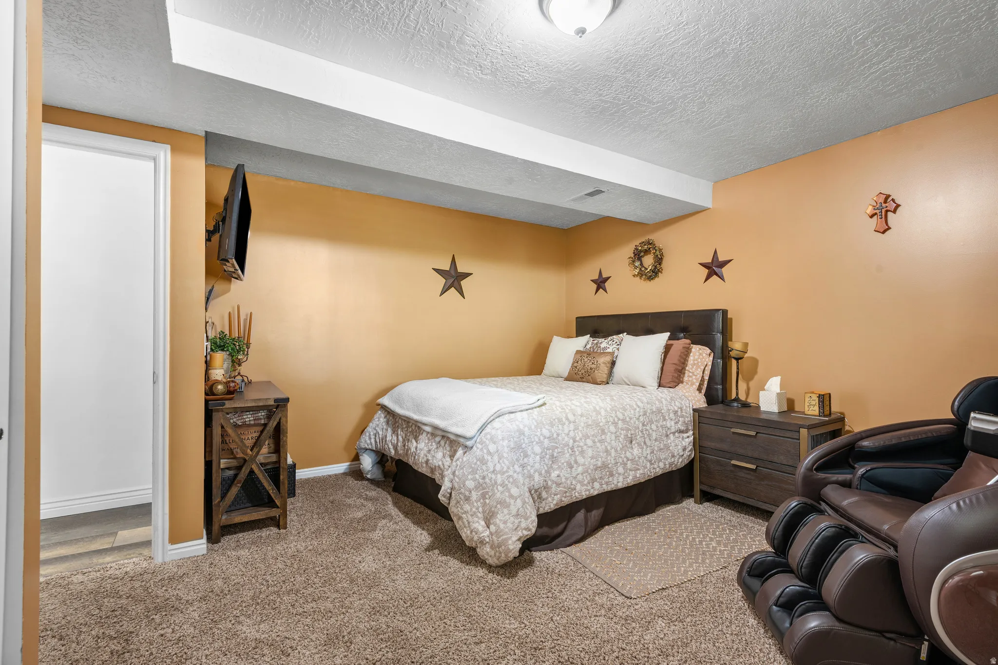 Carpeted room with a ceiling-mounted light fixture
