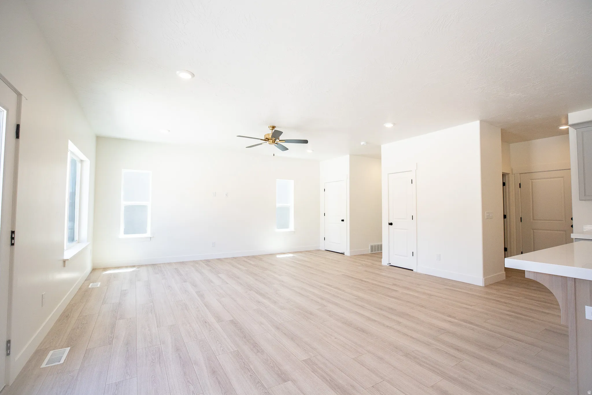Large family room with great windows, laminate flooring, 9' ceiling and ceiling fan.