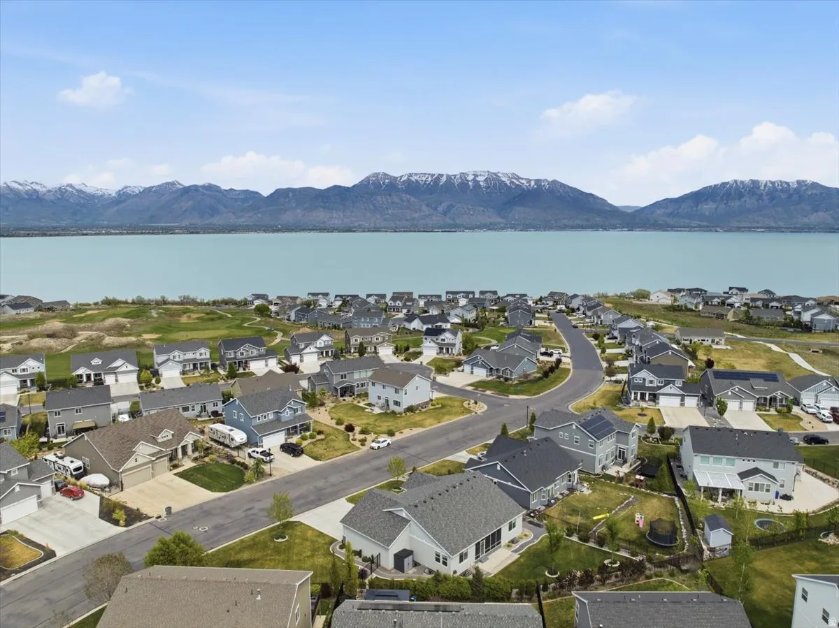 Expansive neighborhood featuring numerous residential properties with diverse architectural styles, a street grid, and green spaces