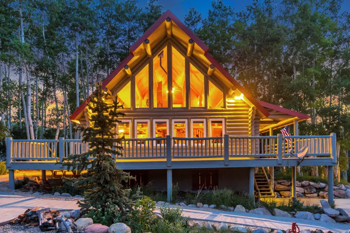 Log cabin architecture featuring an expansive upper-level deck