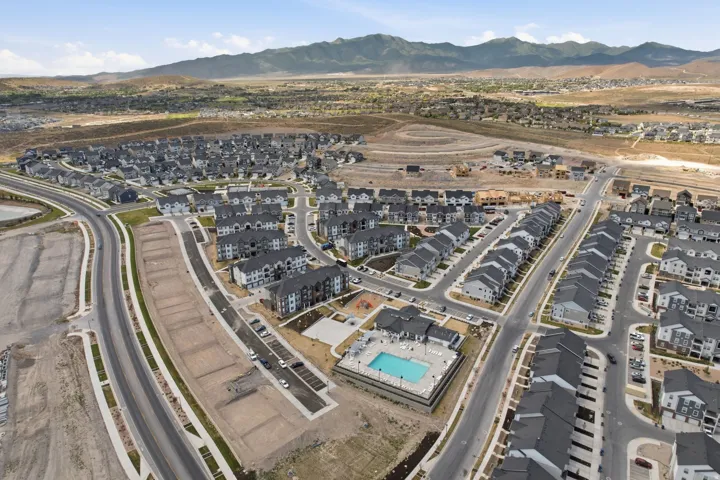 Community featuring varied architectural styles, a central swimming pool, and mountain scenery