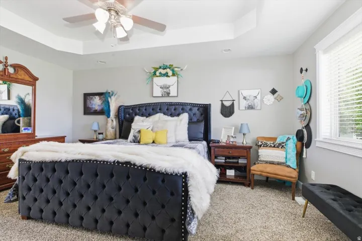 Tray ceiling with a ceiling fan and recessed lighting