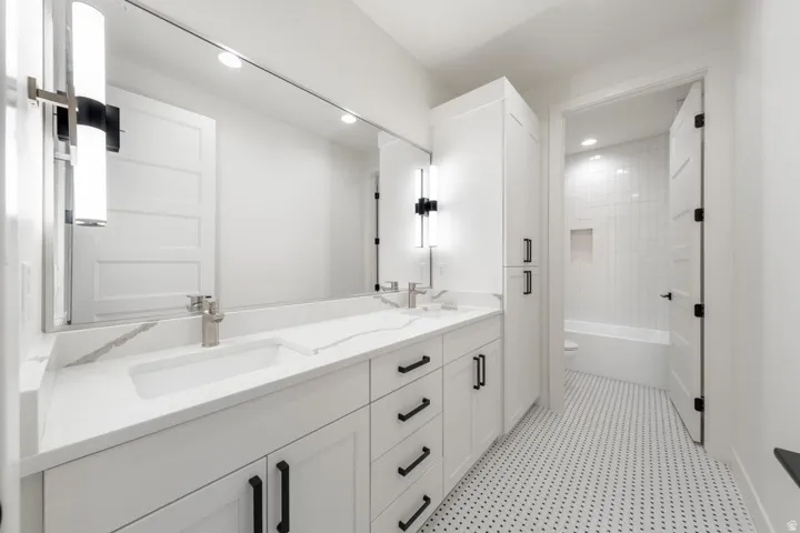 Double vanity with undermount sinks and quartz countertops