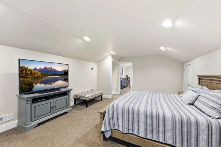 Carpeted room featuring a neutral color palette