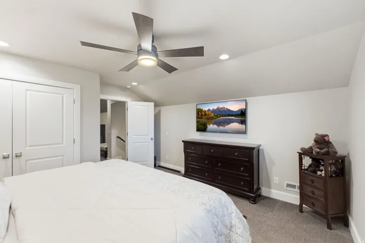 Vaulted ceiling with recessed lighting and a modern ceiling fan