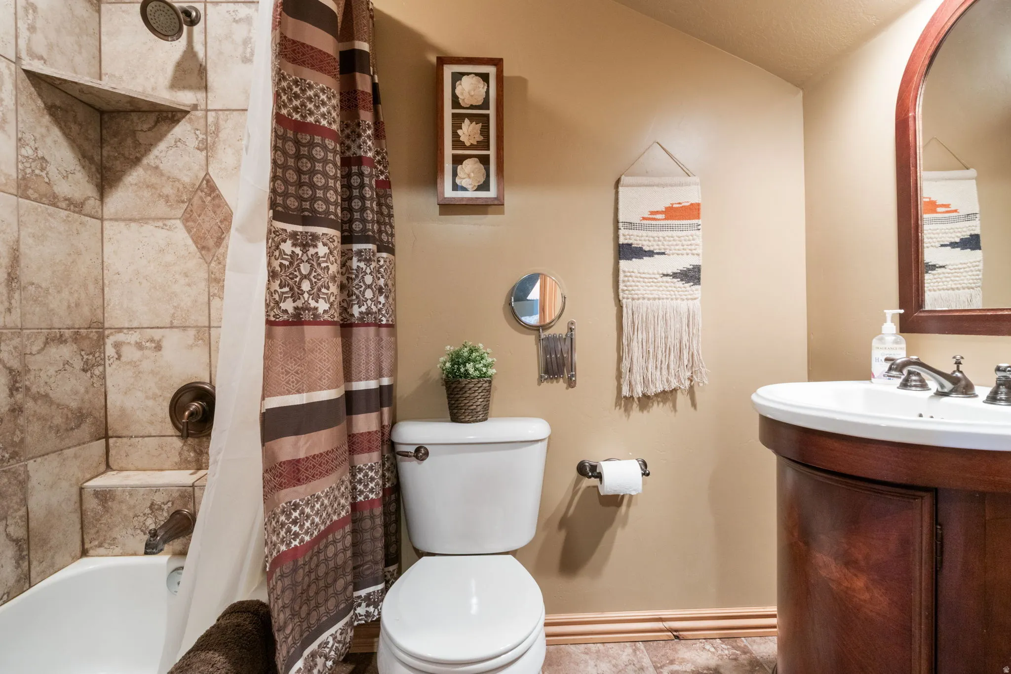 Full bathroom for the loft family room and bedroom 4