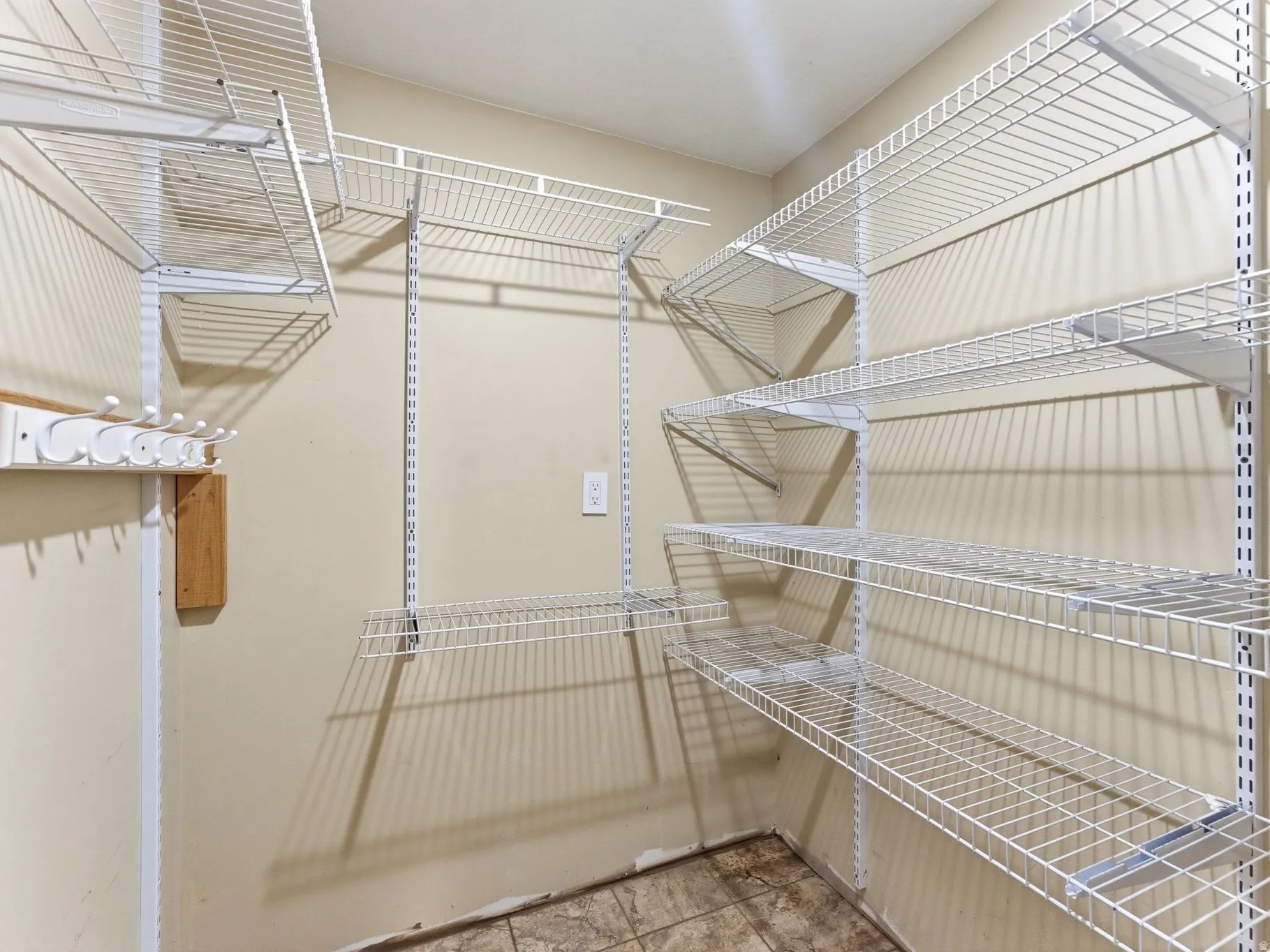 Customizable wire shelving system with multiple tiers