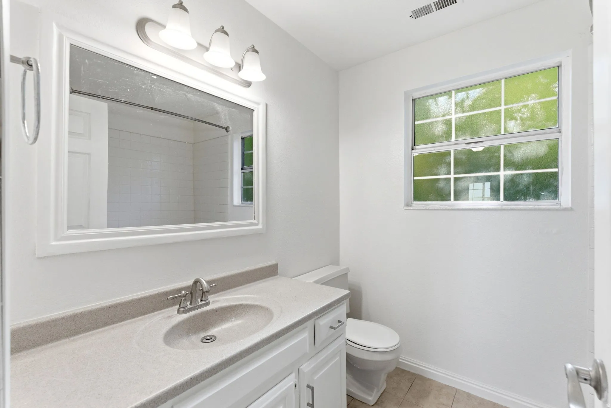 Upper level full bathroom