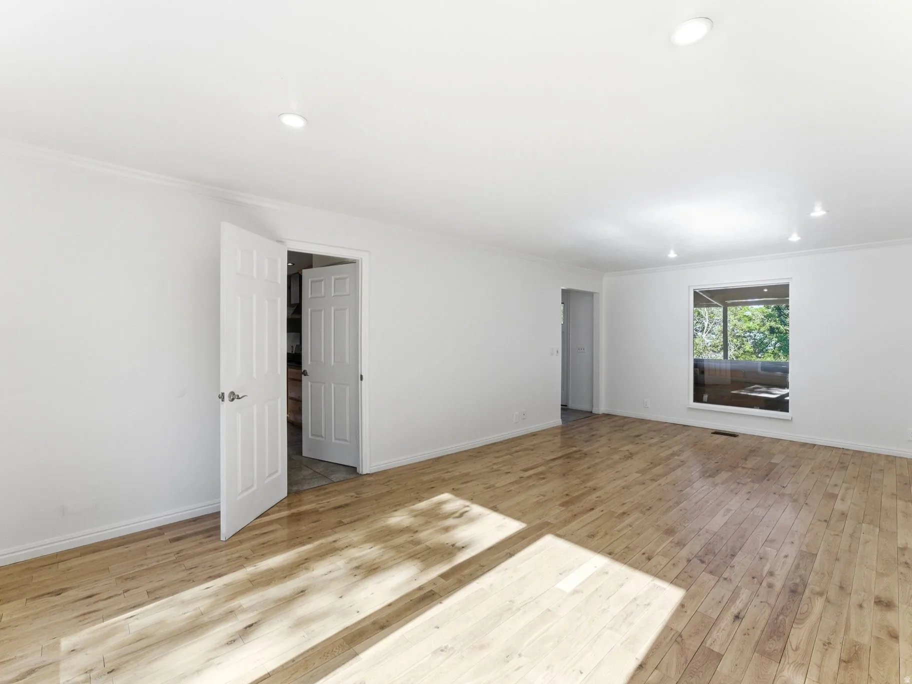 Spacious living room with access to kitchen and entryway