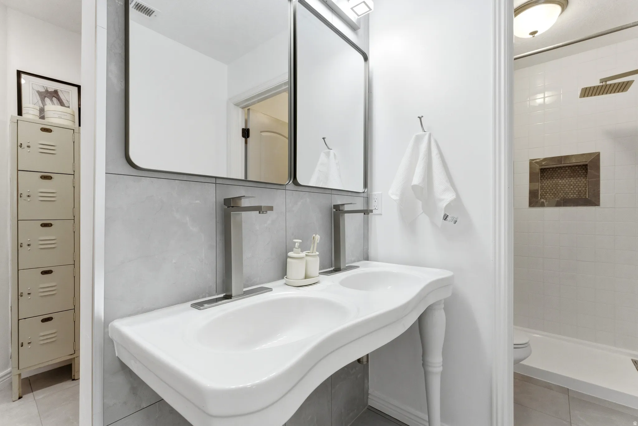 Dual-basin vanity with integrated sinks and wall-mounted mirrors